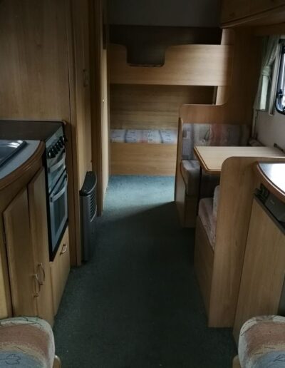 Karavan z anglie s papíry