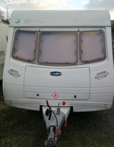 Karavan z anglie s papíry