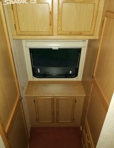 Karavan z anglie s papíry