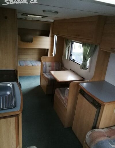 Karavan z anglie s papíry