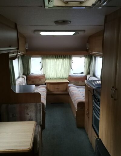 Karavan z anglie s papíry