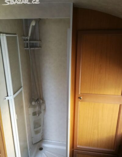 Karavan z anglie s papíry